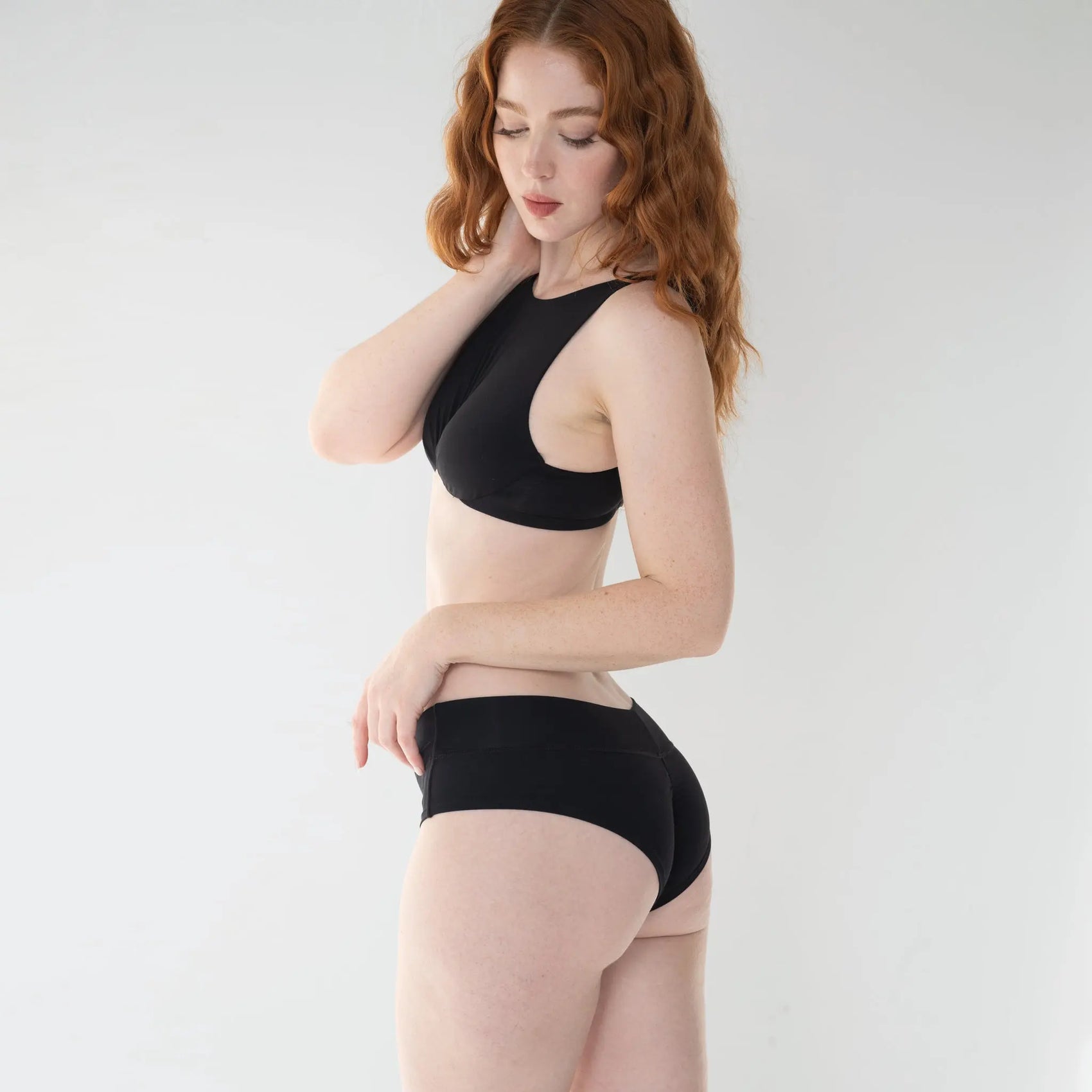 Model 5'7" wears bra size XS panty S