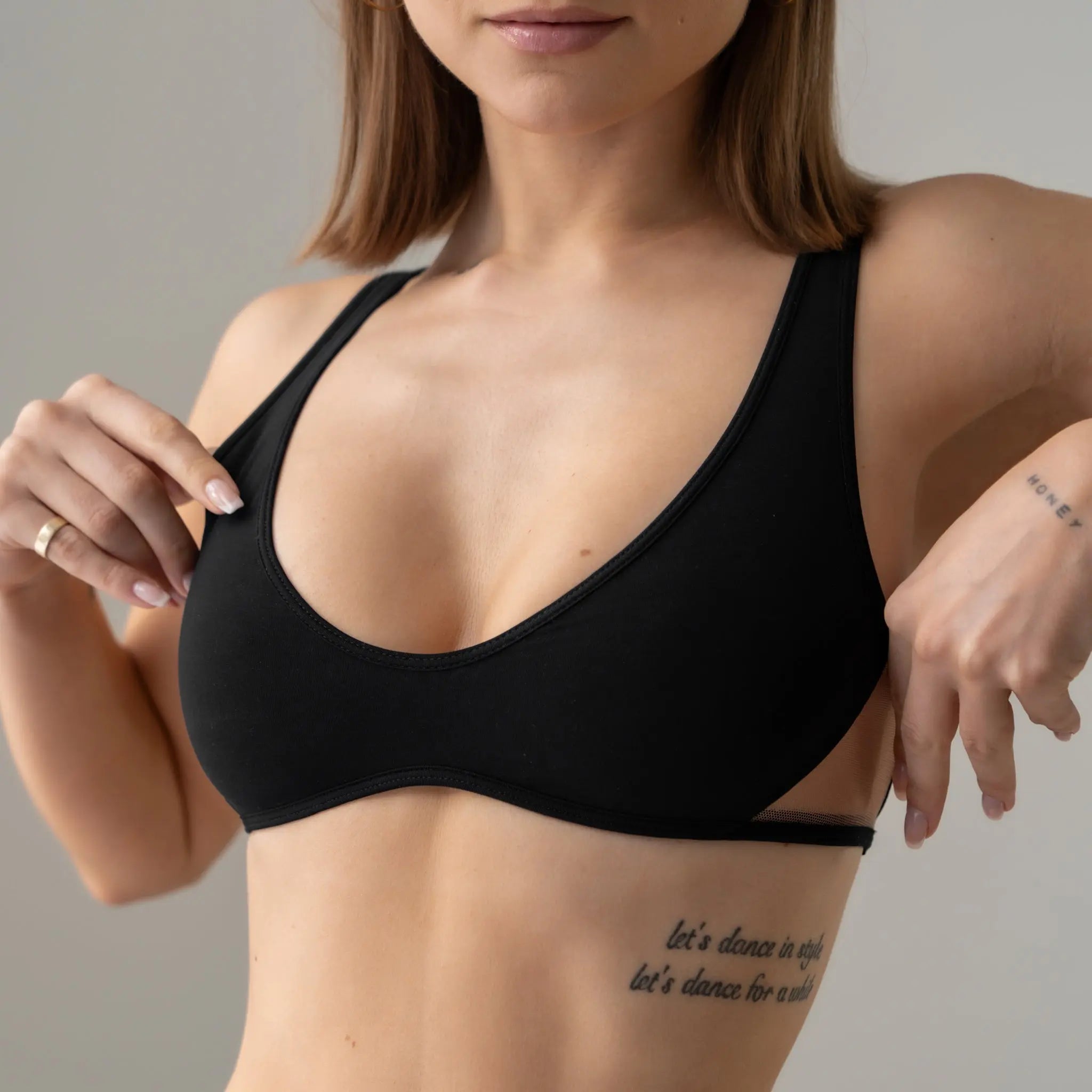 Model 5'6" 32C wearing size XS