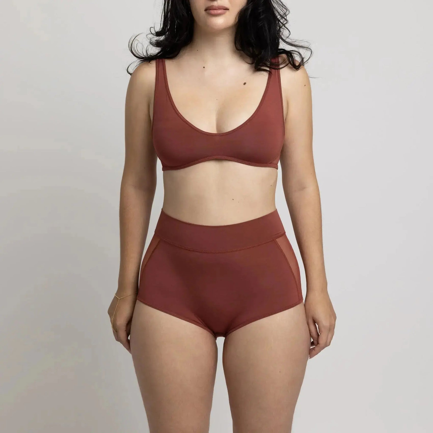 Model 5'4" 34B wearing size S