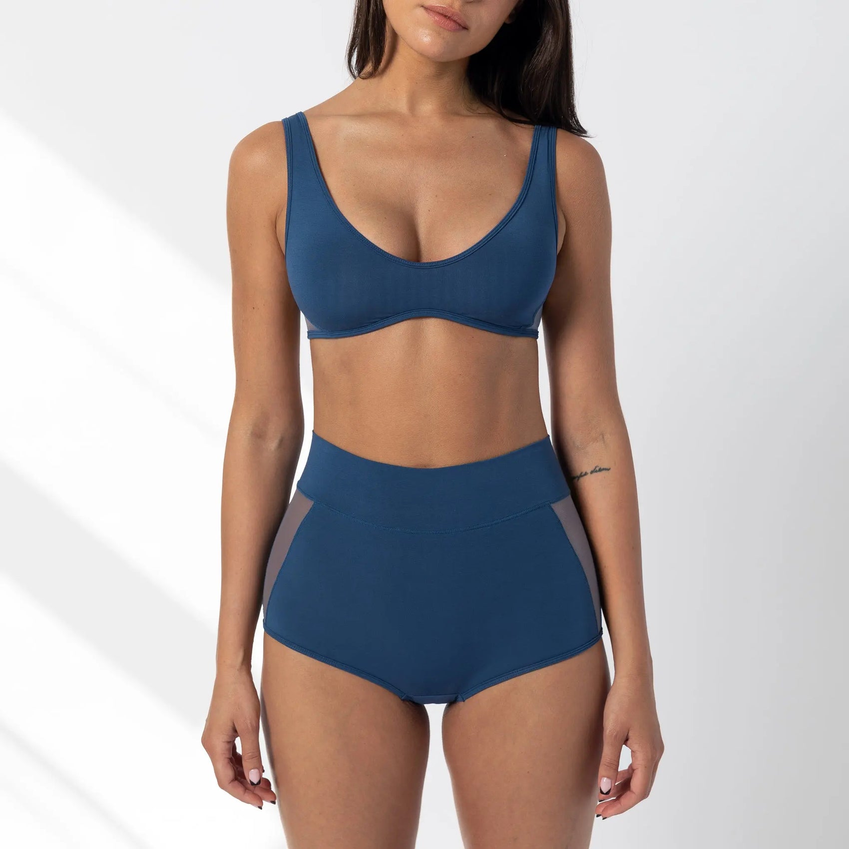Model is 5’7" 34C wearing size M