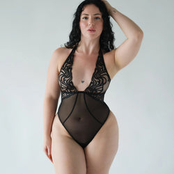 Model 5'5" 34C wearing size M