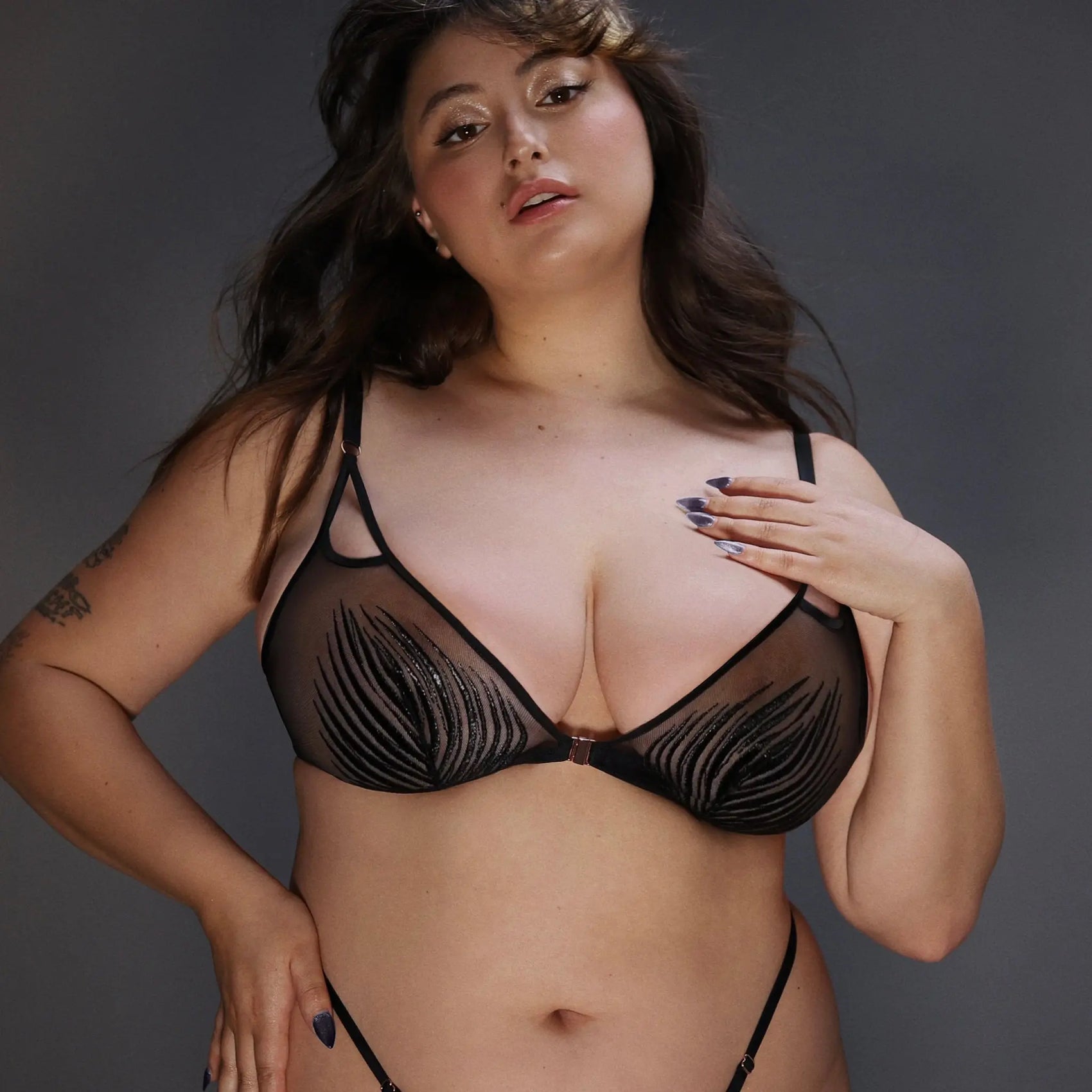 Model 5'6" 36F wearing size L Curvy