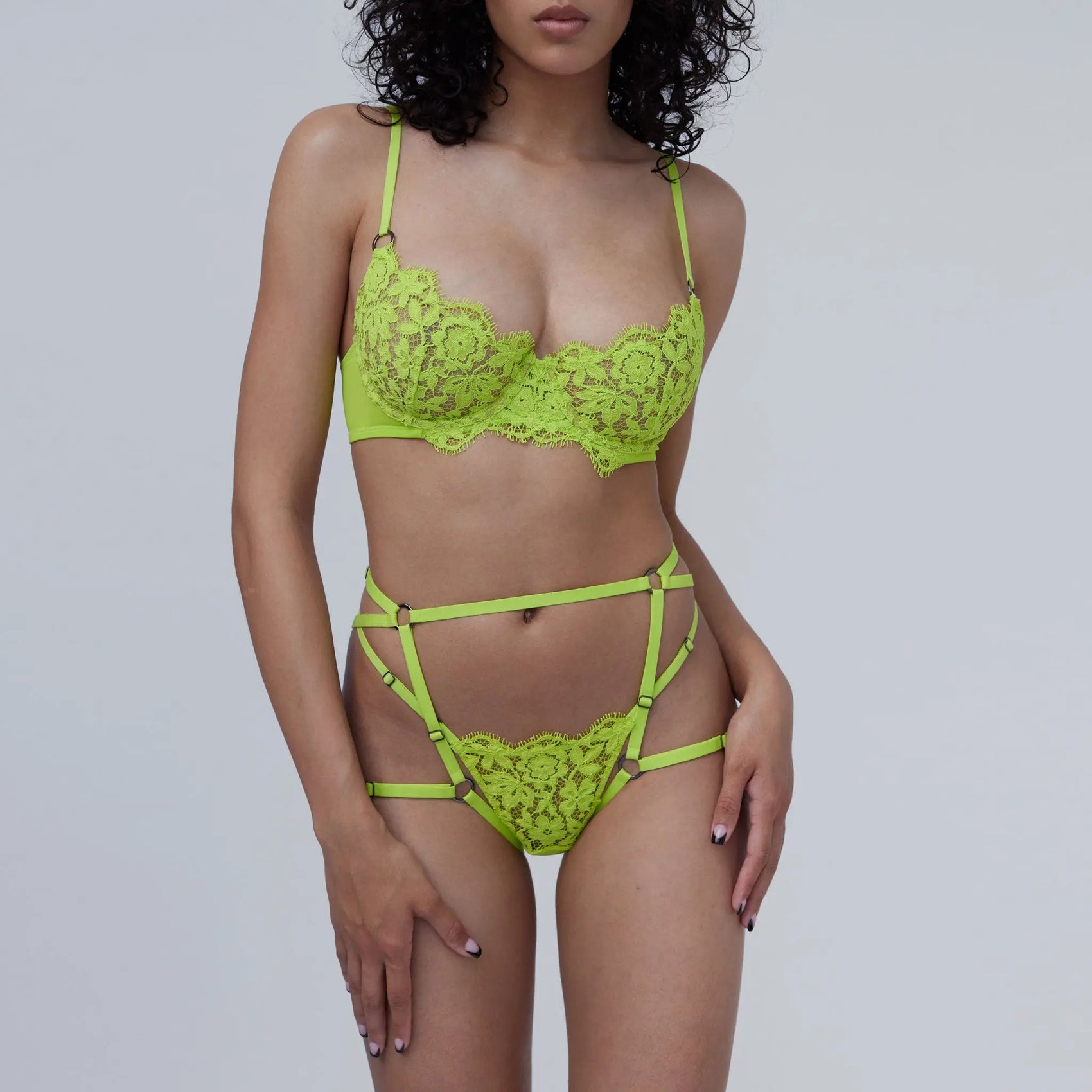 Model is 5'9" 32DD wearing size S