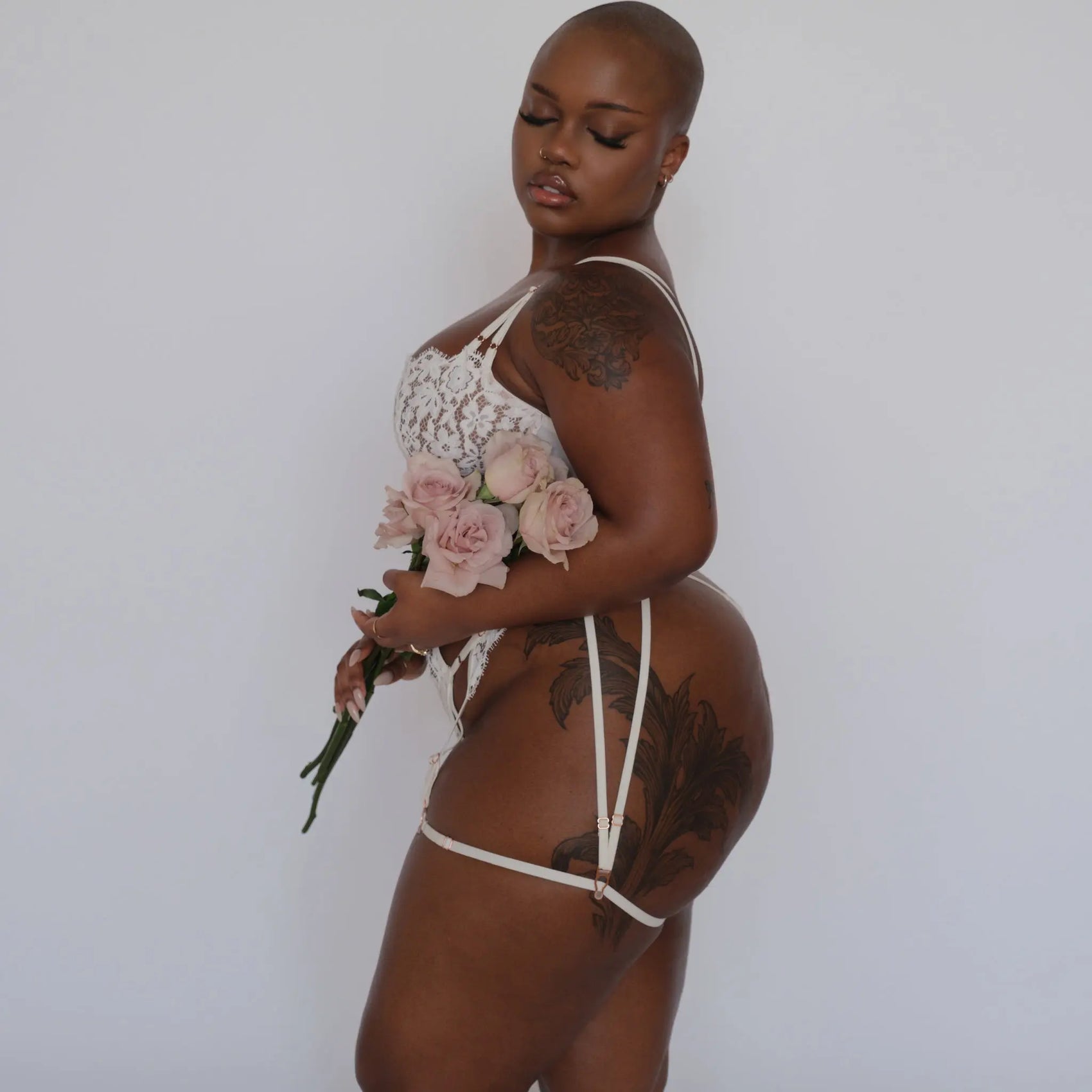 Model 4'11" wears bra size 36D and garter size M/L