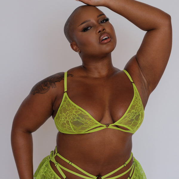 Model 4'11' 34DD wearing size L