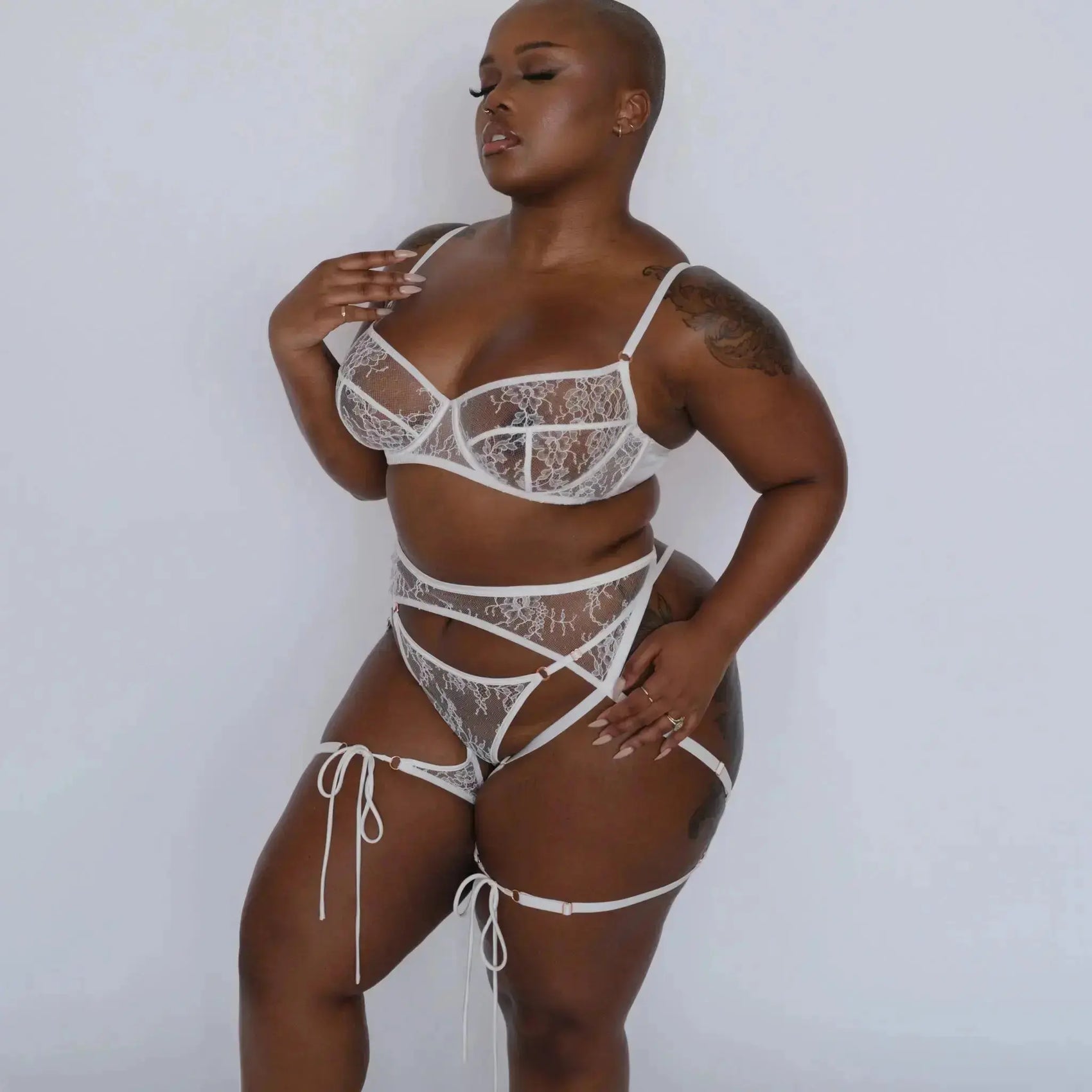 Model 4'11" wearing bra size 36D bottom L