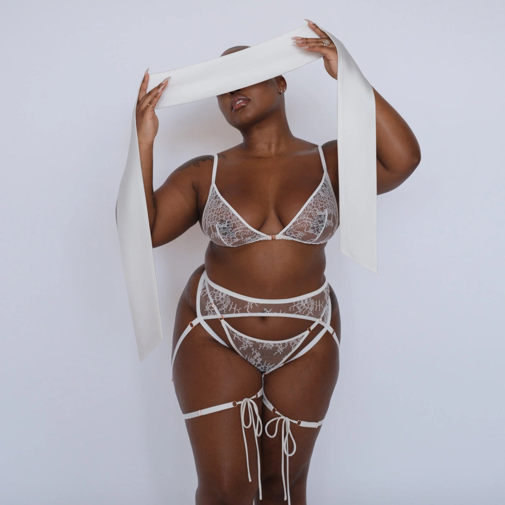 Model 4'11" wears bra size XL and harness size XL/1X