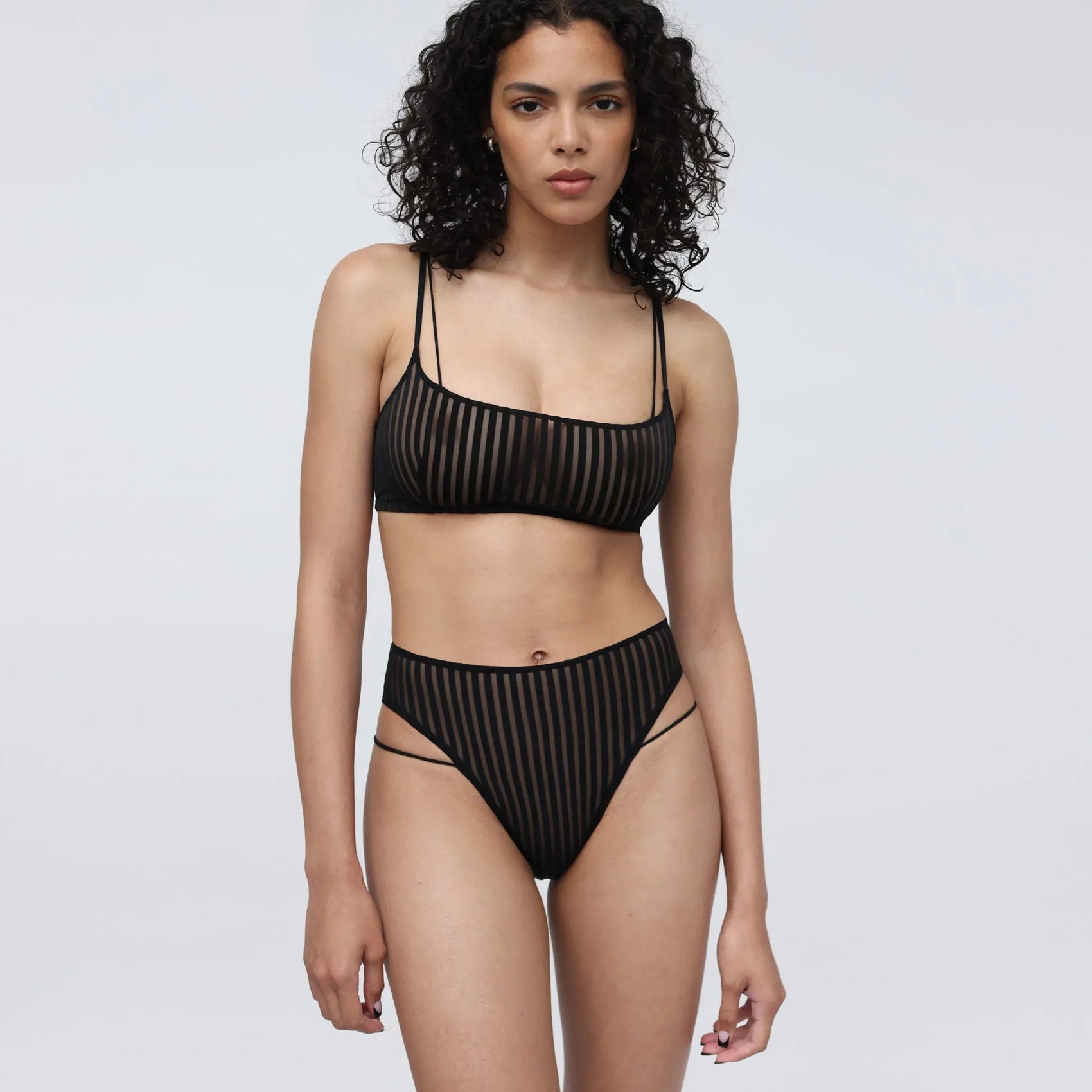Model 5'9" 32D wearing size S