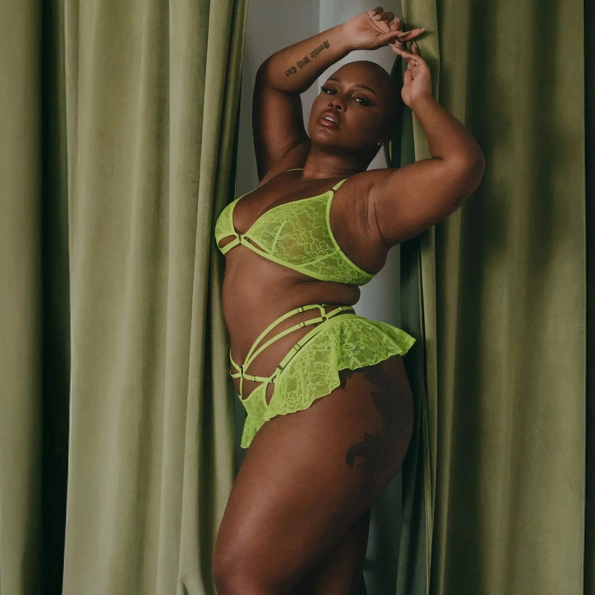 Model 4'11" wears size XL/1X