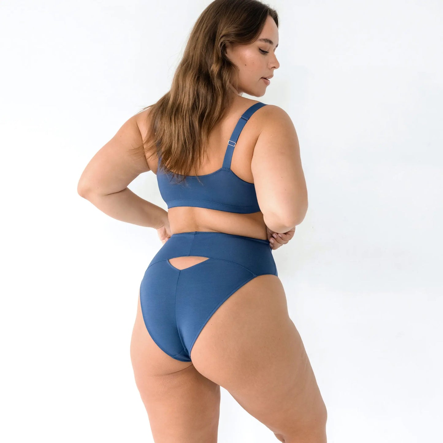 Model 5'7" wearing size L