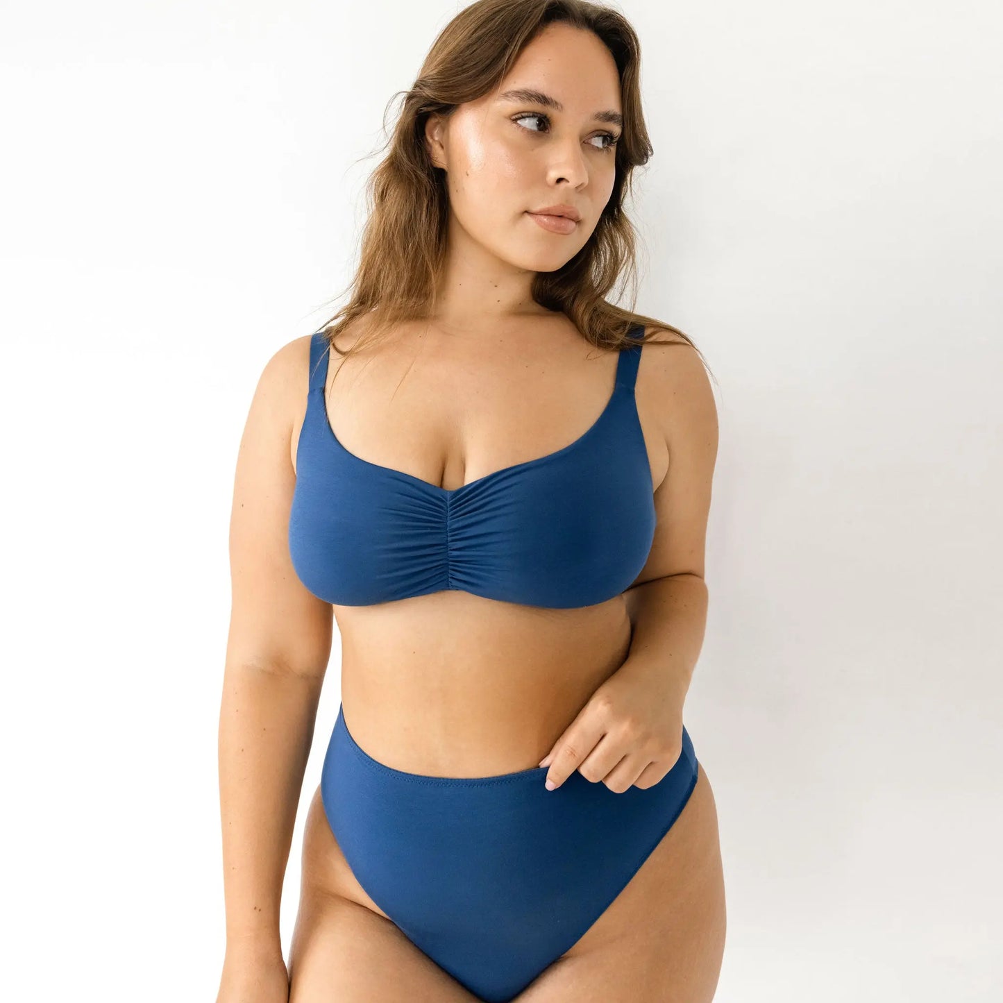 Model 5'7" wearing size L