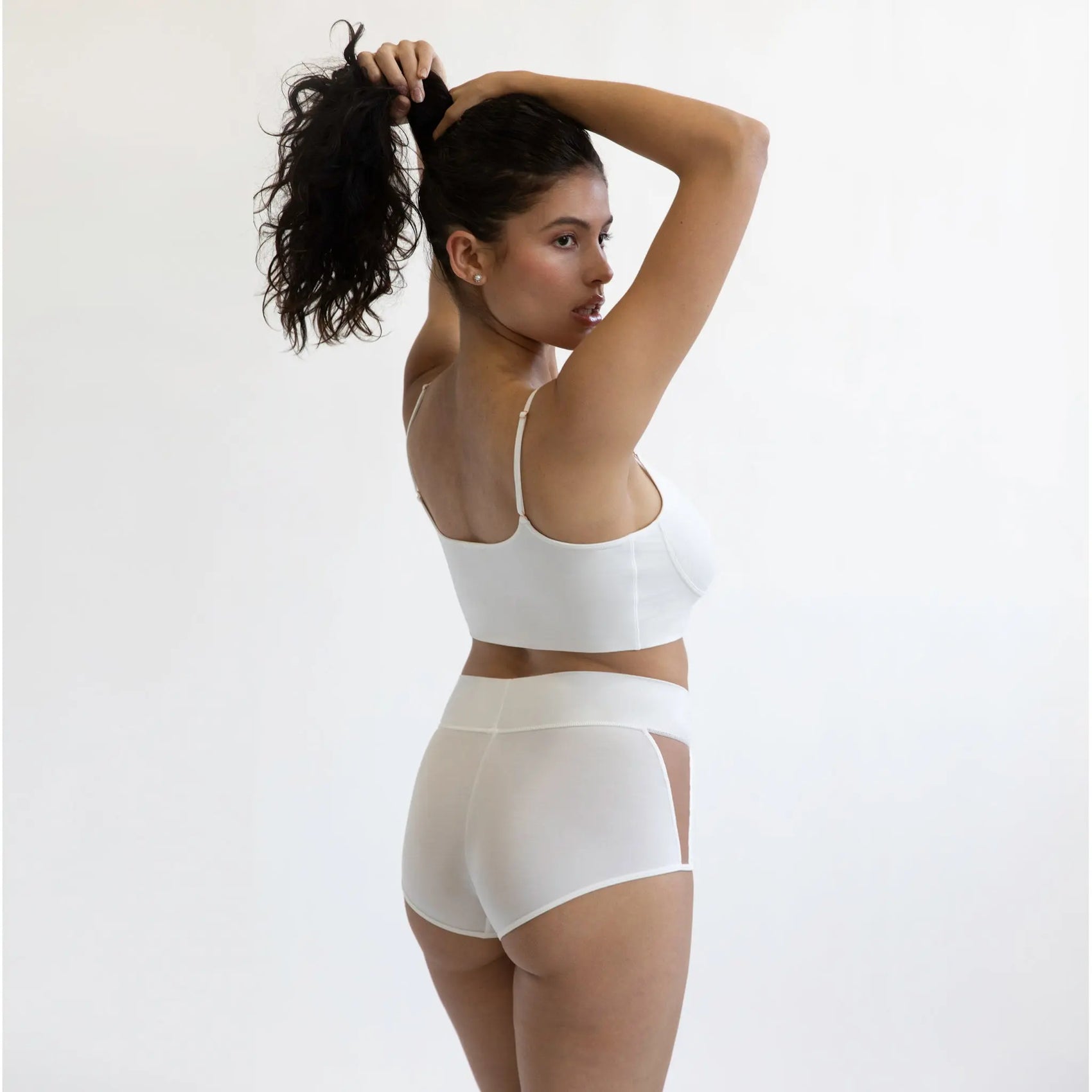 Monique Morin Model 5'9" 34DD wearing size L