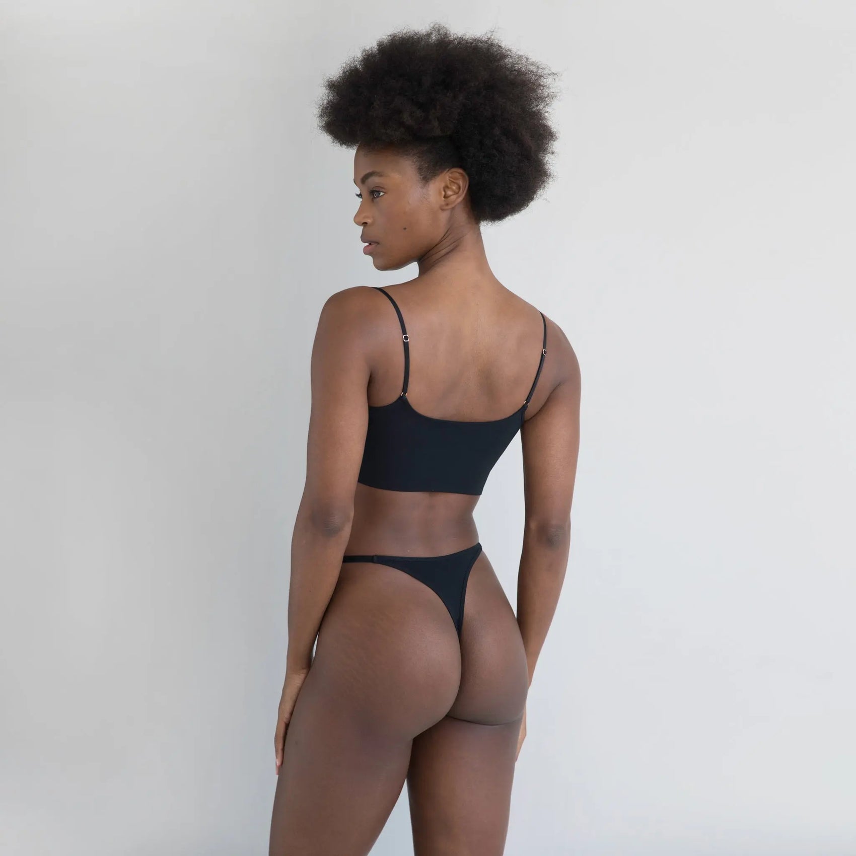 Monique Morin Model 5’8’’ 34B wearing size S