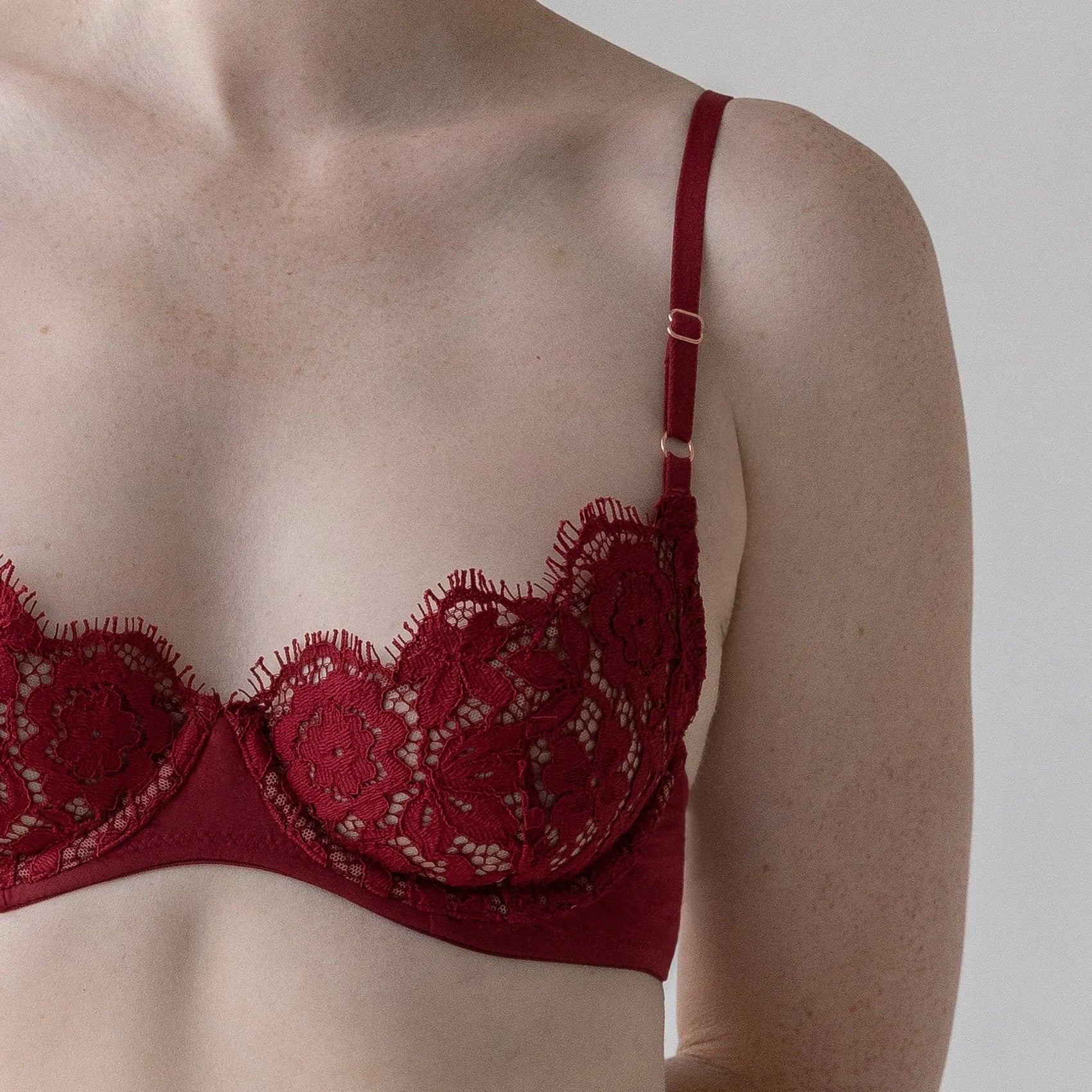 Model 5'7" wearing size 32B/34A