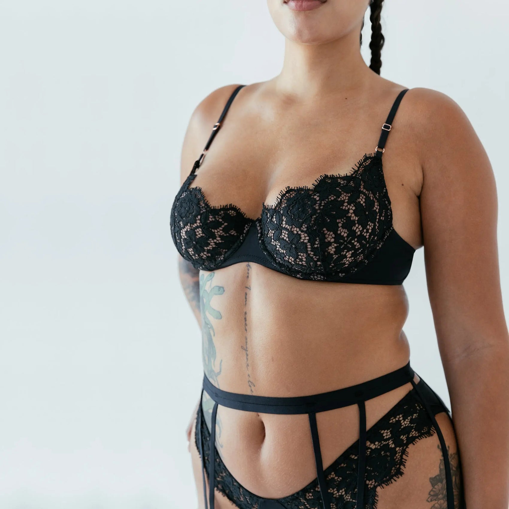 Monique Morin Model 5'11" 45" hip wearing size M/L