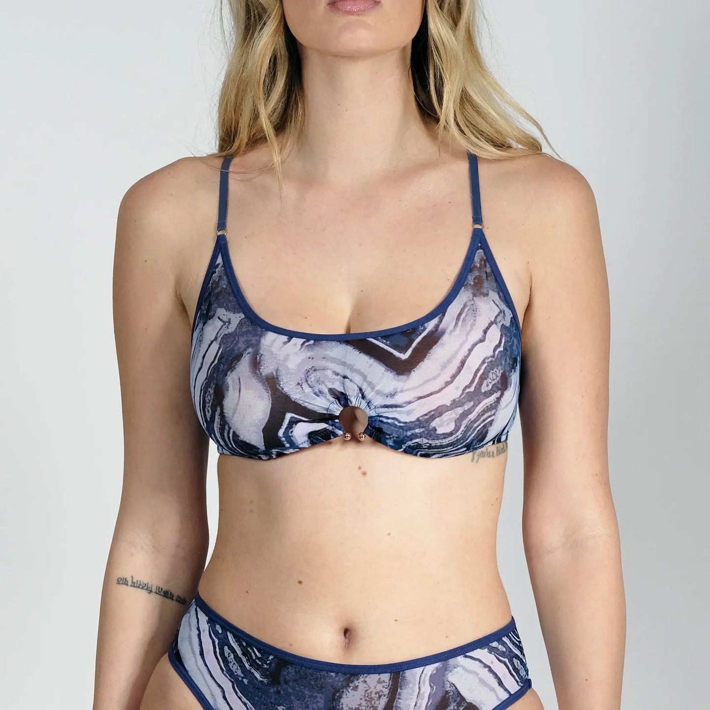 Model 5'11" 34F wearing size M