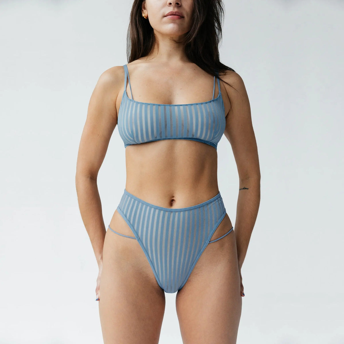 Monique Morin Model 5'7" 34C wearing size S