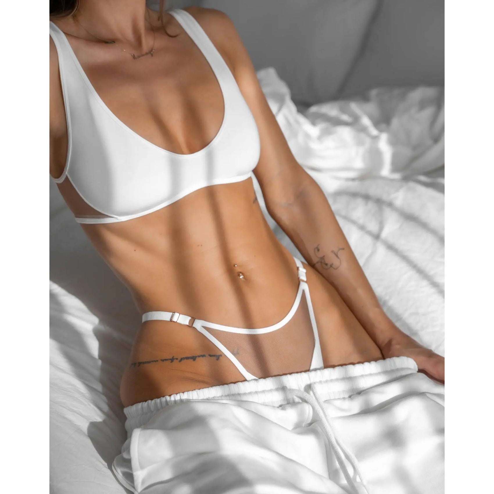 Model 5’6" 32C wearing size XS